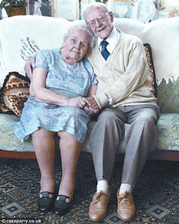 英国婚龄最长夫妇结婚77年年龄之和208岁
