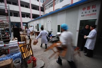陕西略阳地赈灾区最后一个板房医院喜搬新家