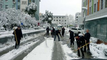 每日快报：南京妇保院清扫积雪保孕产妇及儿童行走安全