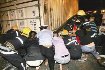 小女孩因车祸被困用微弱声音鼓励救援者