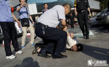 11.男子从大厅逃跑，执法队员尾追把他制服