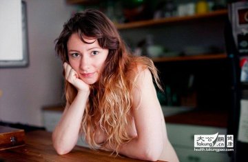 150名女子拍裸体照呼吁珍惜健康