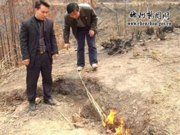 农民发现可燃烧的土地 用其炒菜做饭
