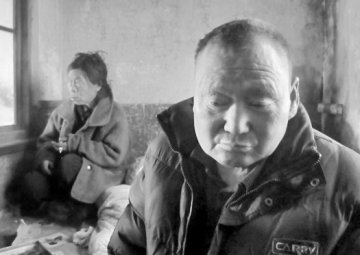 村民照顾患精神病妻子30年左眼被刺瞎仍不离弃