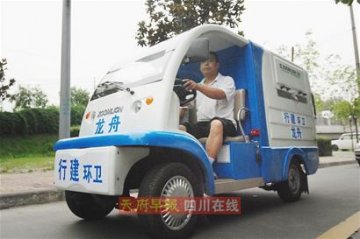 新型垃圾清运车上路 颜色简洁 造型酷似公园里的观光车