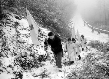 顶风冒雪送药进山