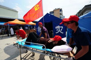 盈江灾区及时开展医疗救治工作