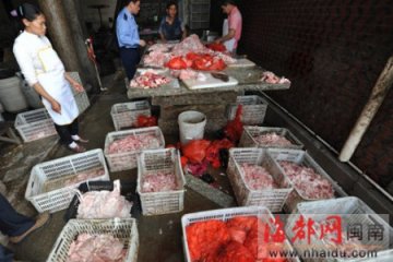 黑作坊用猪肉下脚料熬油 老板称“味道好得很”
