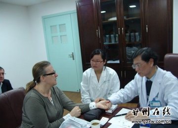 国粹源远流长老外上海宏康医院求膏方