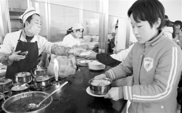 标准化食堂让农村学生吃上放心餐