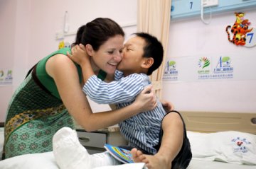 世博嘉宾看望脑瘫患儿