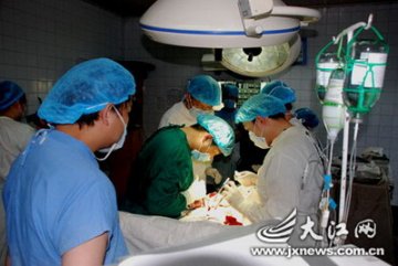 医生余震中成功为3名产妇剖腹产