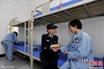 9.监狱民警和服刑人员亲切谈心