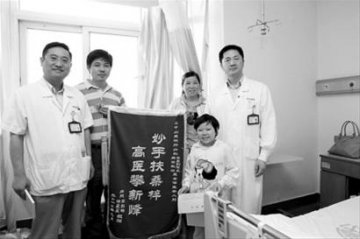 妈妈捐肝救女 亲情延续生命