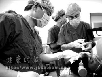 16岁女孩贝贝接受内地首例清醒开颅术