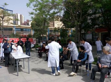 陈杨办金泰社区开展医疗志愿者服务活动
