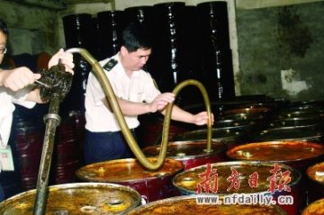 伪装油罐车露马脚 珠海中山查获问题食用油24吨