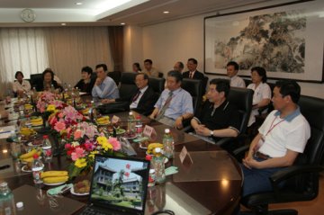 评估专家组参观考察我校临床医学院