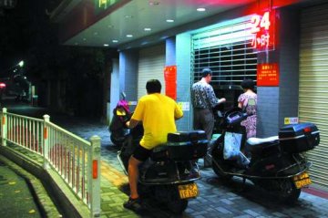 鮀城：大医院24小时药店购药者络绎不绝