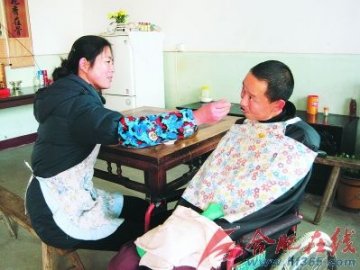 妻子守护身患不治之症丈夫11年