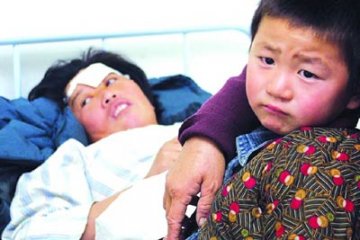 歹徒入室抢劫拔出尖刀 果敢母亲拿棉被护子
