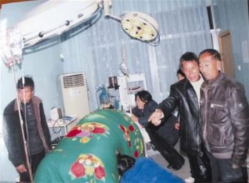 产妇剖腹产后死在手术台 主治医生“躲猫猫”