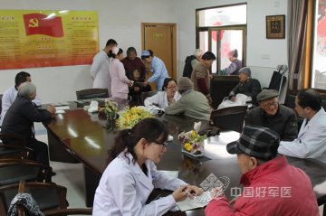 南京军区第117医院泌尿外科20年接力真情服务驻地敬老院老人