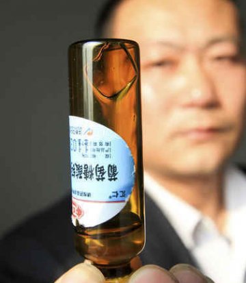 汇仁牌葡萄糖酸钙口服溶液喝出玻璃片 厂家：不属于质量问题