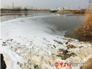 江苏连云港工业污水直排大浦河入黄海 多年无人监管