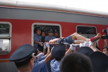 272名震区伤员安全抵达郑州接受救治