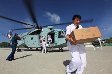 中国舰载救护直升机首次在国外建立空中医疗通道