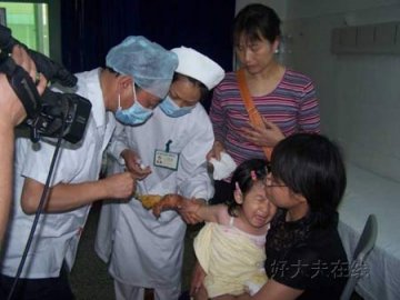 地震时无名氏用身体护住3岁女孩