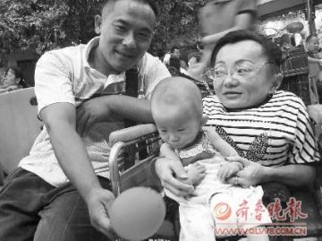 残疾人夫妇抱养弃婴10个月欲办户口遇困难