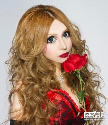 惊奇！日本妹30次整容成活芭比娃娃