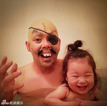 日本父女逗比泡澡照走红