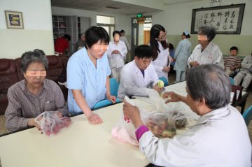 独家实拍：精神病院护士工作现场