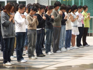 北京协和医学院护理学院师生为地震遇难者默哀