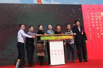 孝心熬出来 东莞虎门上百家庭祖孙齐熬阿胶