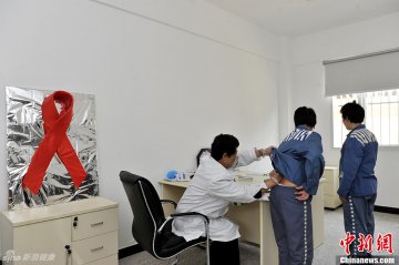 2.监狱医生在为服刑人员进行检查