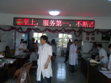 通辽电业职工医院医务人员为福利院老人上门看病