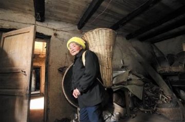 近8旬老人照顾瘫痪上门女婿10年