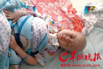 4龄童患罕见淋巴瘤 孪生哥哥2年前病亡父母负债累累