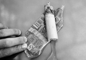 买了两根“双汇王中王”火腿肠一根肉质已腐烂