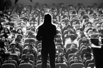 首位公开艾滋病女大学生：年轻女孩应该学会说不