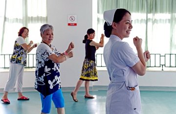 糖友学跳健康操