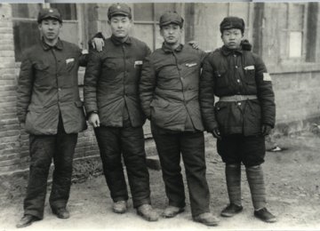 向革命老前辈致敬