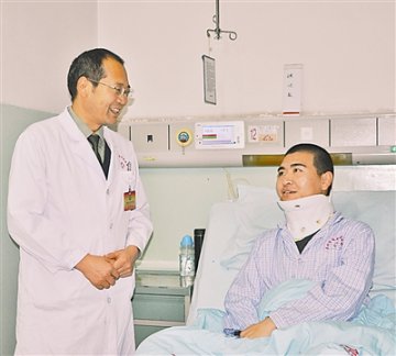 兰州军区兰州总医院与“死神”赛跑 两次救回患癌中士