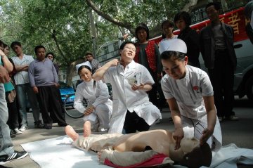 邯郸普及社区“心肺复苏”急救知识