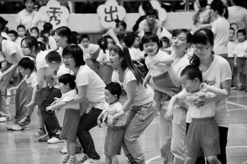 80后独一代多选择生二胎 处理孩子争宠很头疼