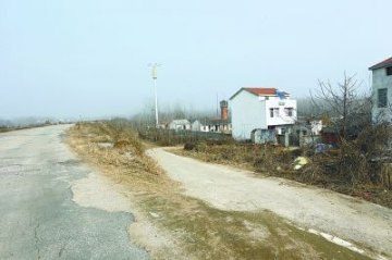 村民疑急救车故意不出车在医院门口停尸抗议